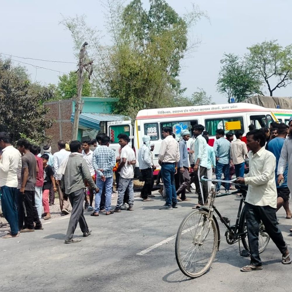 डीसीएम की टक्कर से बाइक सवार मां-बेटी की मौत:फरधान के सिकंदराबाद भटूरा मार्ग पर हुआ हादसा, पति गंभीर घायल