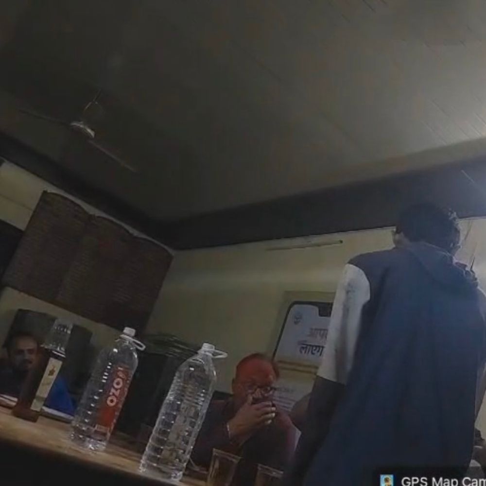 बलिया नगर पालिका कार्यालय बना मयखाना:सरकारी मेज पर शराब पार्टी करते दिखे कर्मचारी