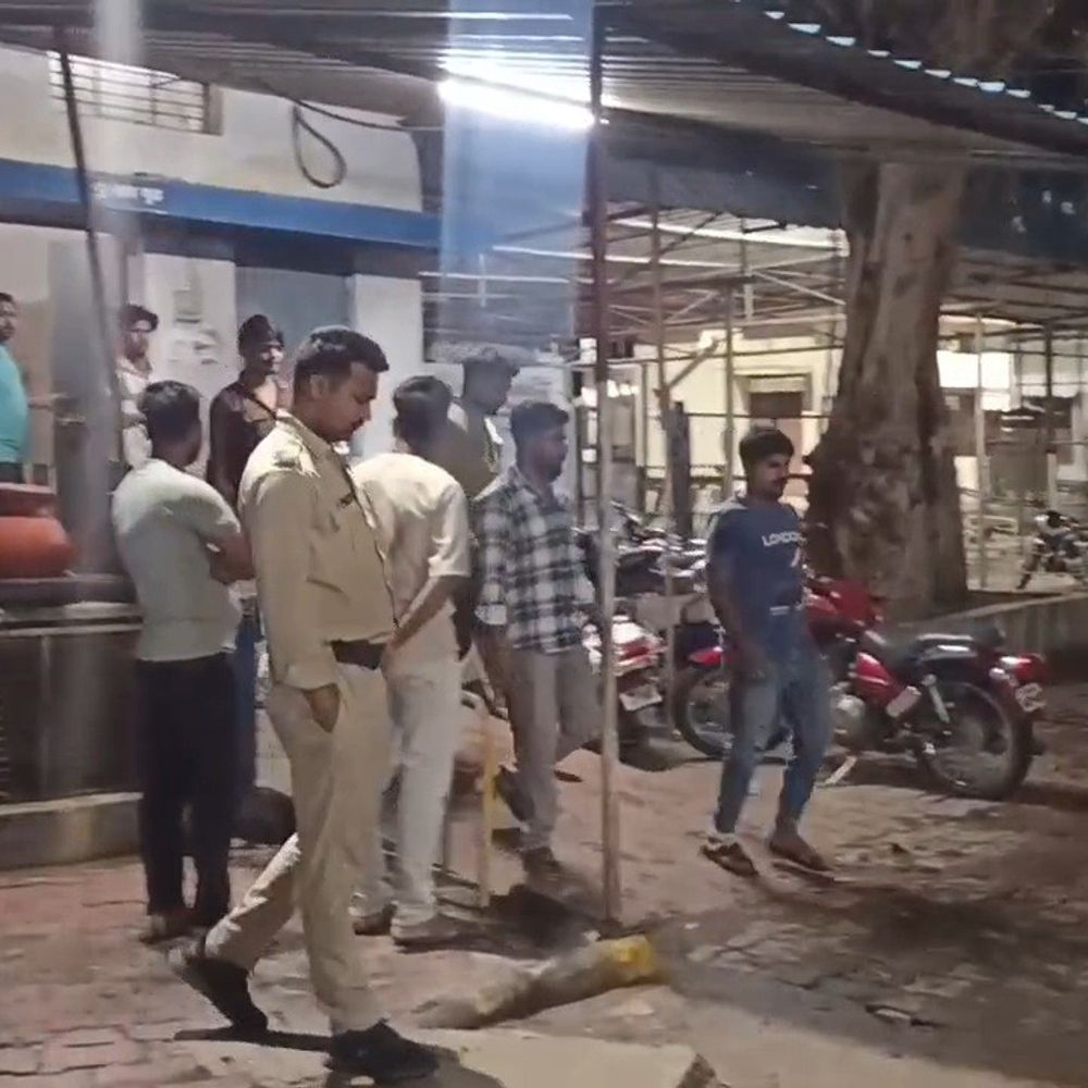 दमोह रेलवे ट्रैक पर मिला युवक का शव:पुलिस ने देर रात शव को पोस्टमॉर्टम के लिए भेजा