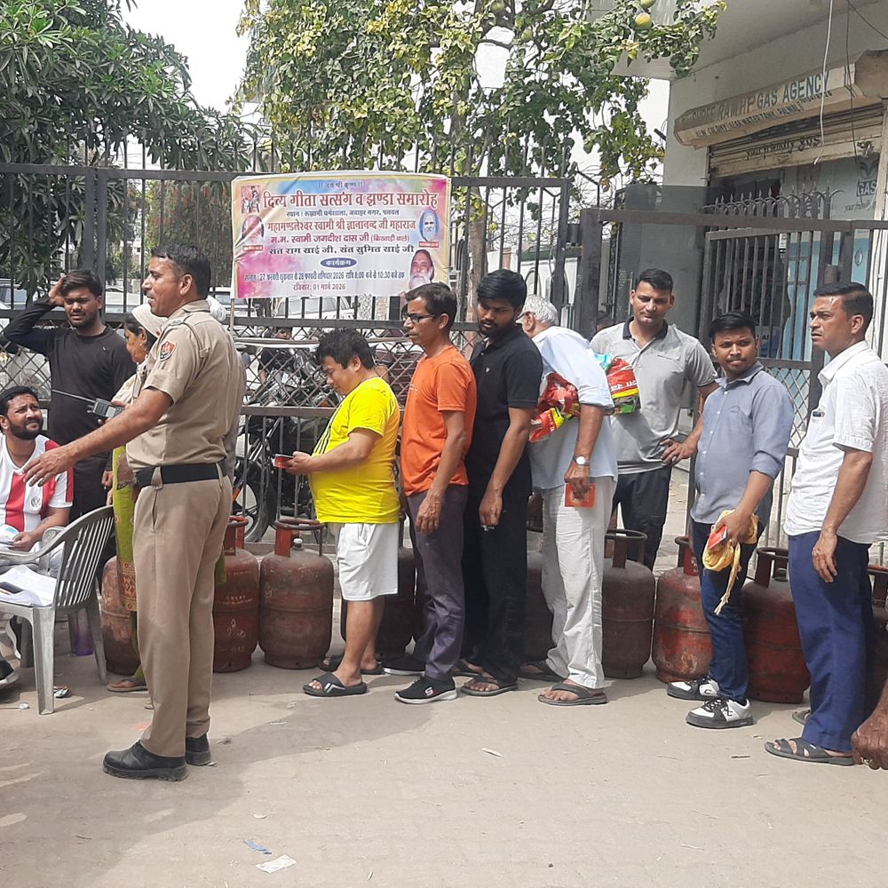 पलवल में पुलिस की मौजूदगी में बांटे सिलेंडर:गैस एजेंसियों पर लगी उपभोक्ताओं की कतारें; कालाबाजारी पर अधिकारियों की नजर
