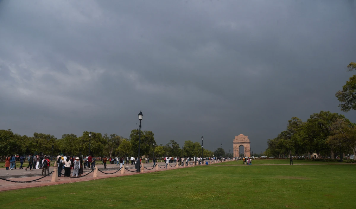 Delhi-NCR Weather Update । बदला मौसम का मिजाज,  IMD ने जारी किया बारिश और आंधी का Orange Alert