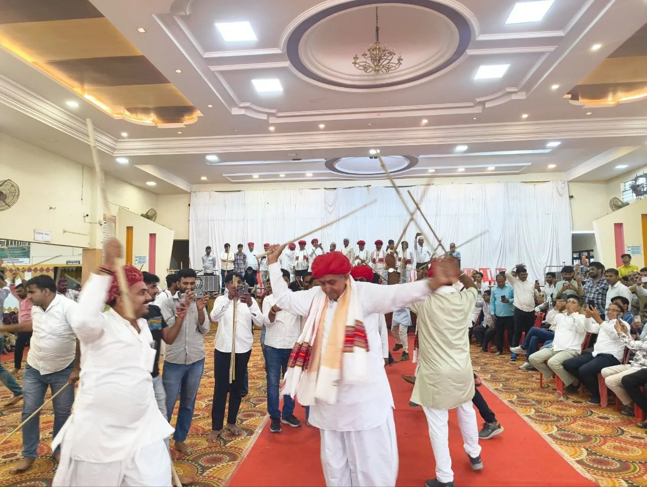 देवासी समाज के होली मिलन में गूंजे फागण के रंग: प्रवासी राजस्थानी समाज ने गेर नृत्य के साथ मनाया होली मिलन समारोह