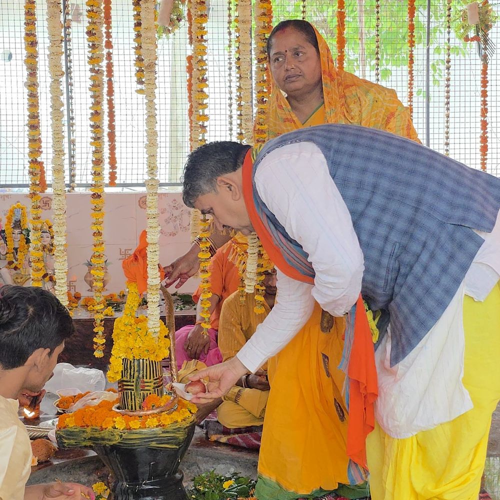 रूदहां में बाबा धनेश्वर नाथ मंदिर में शिवलिंग स्थापित:सैकड़ों श्रद्धालुओं की भीड़ जुटी, महायज्ञ शुरू