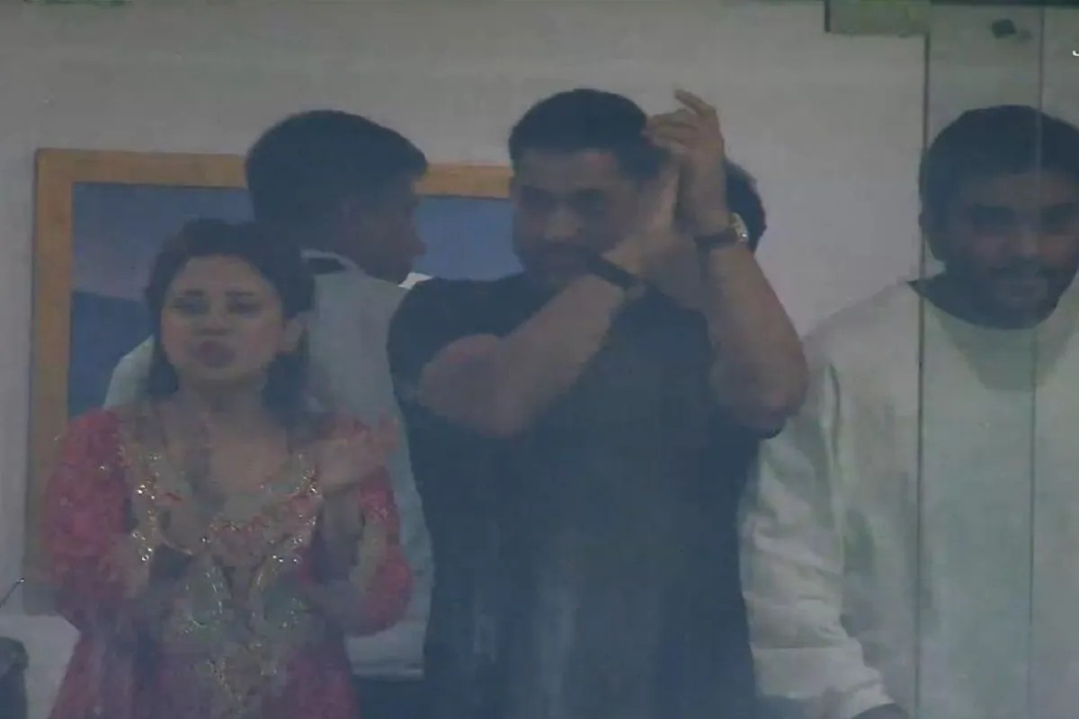 अरे रुको! आउट नहीं है… डॉट बॉल को आउट समझ खुशी से झूम उठीं साक्षी, पीछे खड़े धोनी का रिएक्शन हुआ वायरल, देखें Video