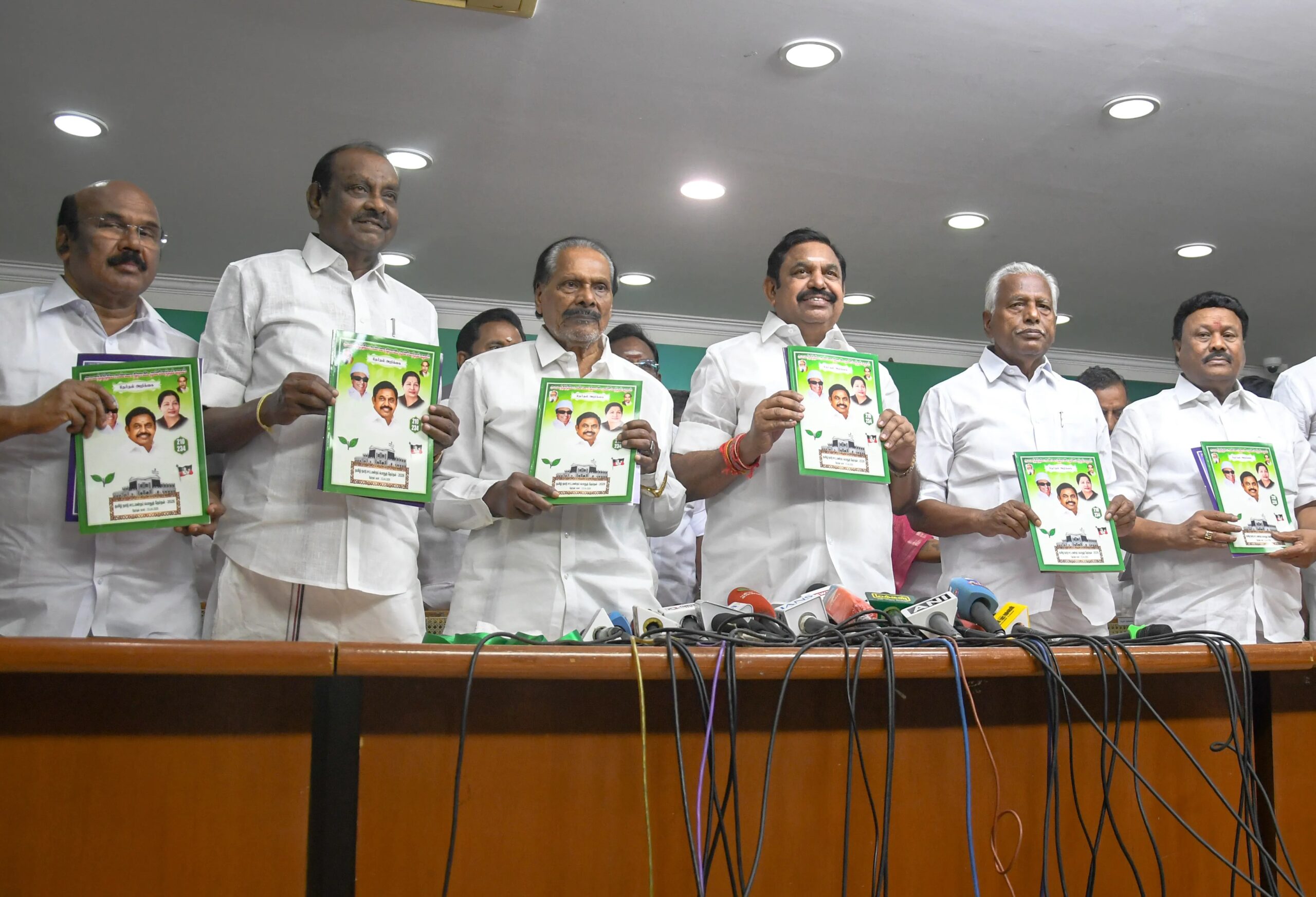 TNLA Election : तमिलनाडु में AIADMK ने चुनाव में क्या-क्या मुफ्त देने का किया है वादा, पढ़कर रह जाएंगे हैरान 