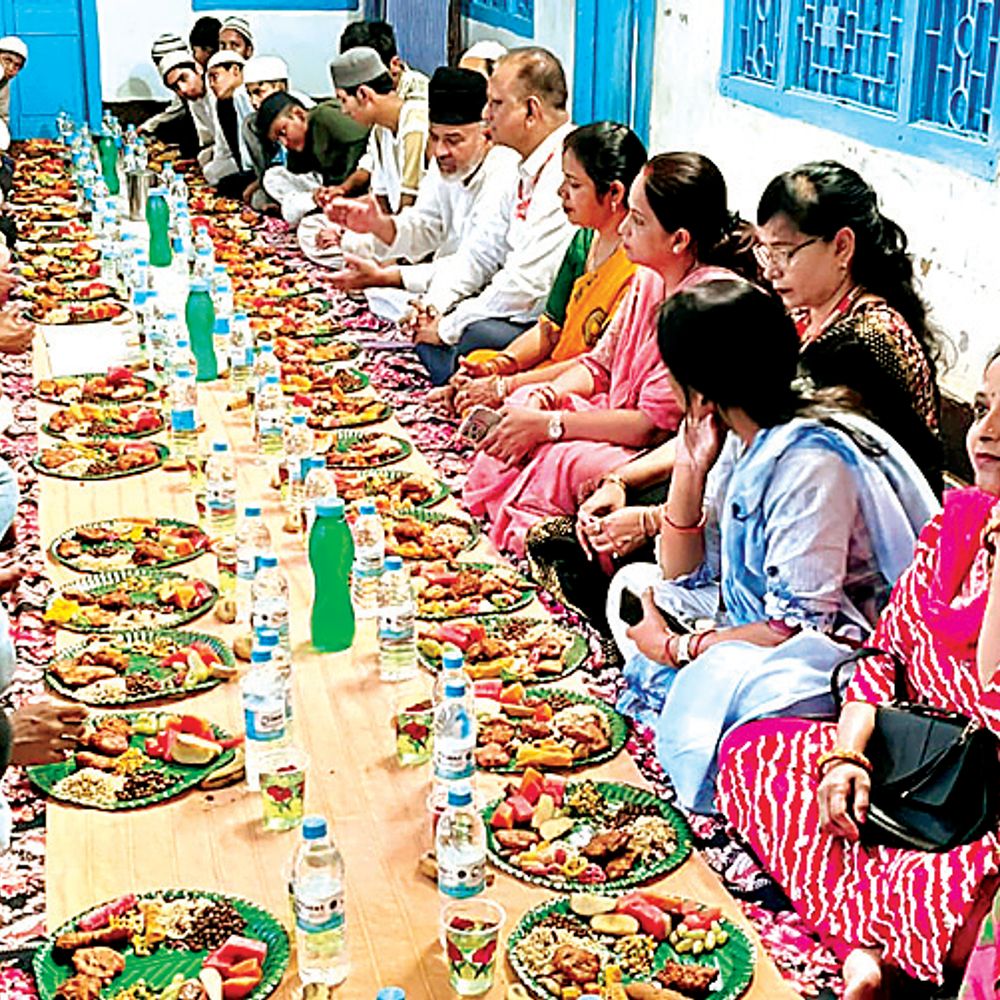 मां आनंदी फाउंडेशन की ओर से यतीमखाना में इफ्तार पार्टी