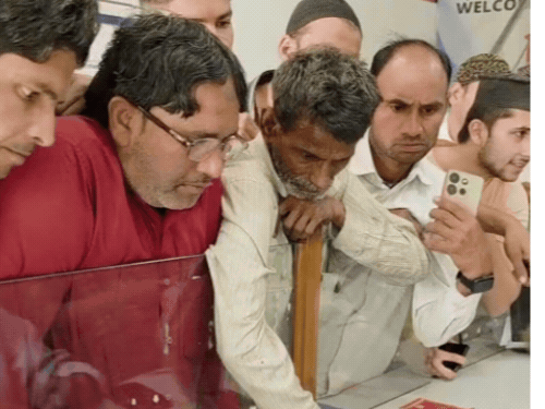 संभल में गैस आपूर्ति बाधित, उपभोक्ता परेशान:ओटीपी और केवाईसी समस्याओं से डिलीवरी में देरी, गोदामों पर भीड़ लगी