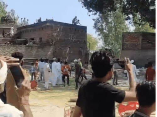 बदायूं में मजार के रास्ते को लेकर पथराव:दो गुटों में हिंसक झड़प, छतों से ईंट-पत्थर चले, कई घायल