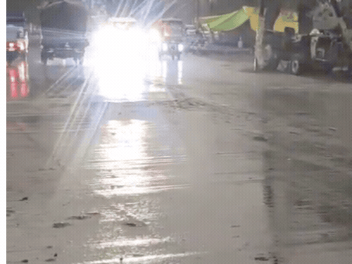 बलरामपुर में तेज आंधी-बारिश:सुबह से काले बादल छाए, मौसम बदला, लाइट जलाकर निकले वाहन चालक