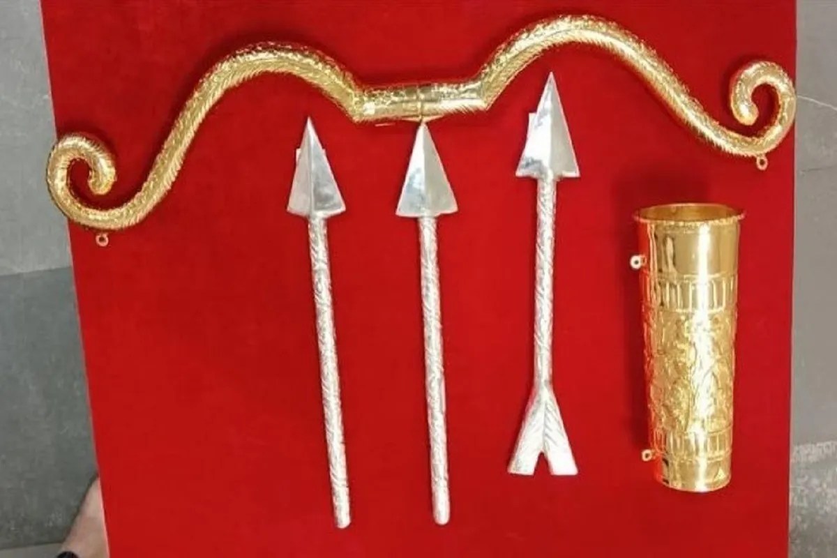 भगवान द्वारकाधीश को 1900 ग्राम चांदी का धनुष और तीर अर्पण