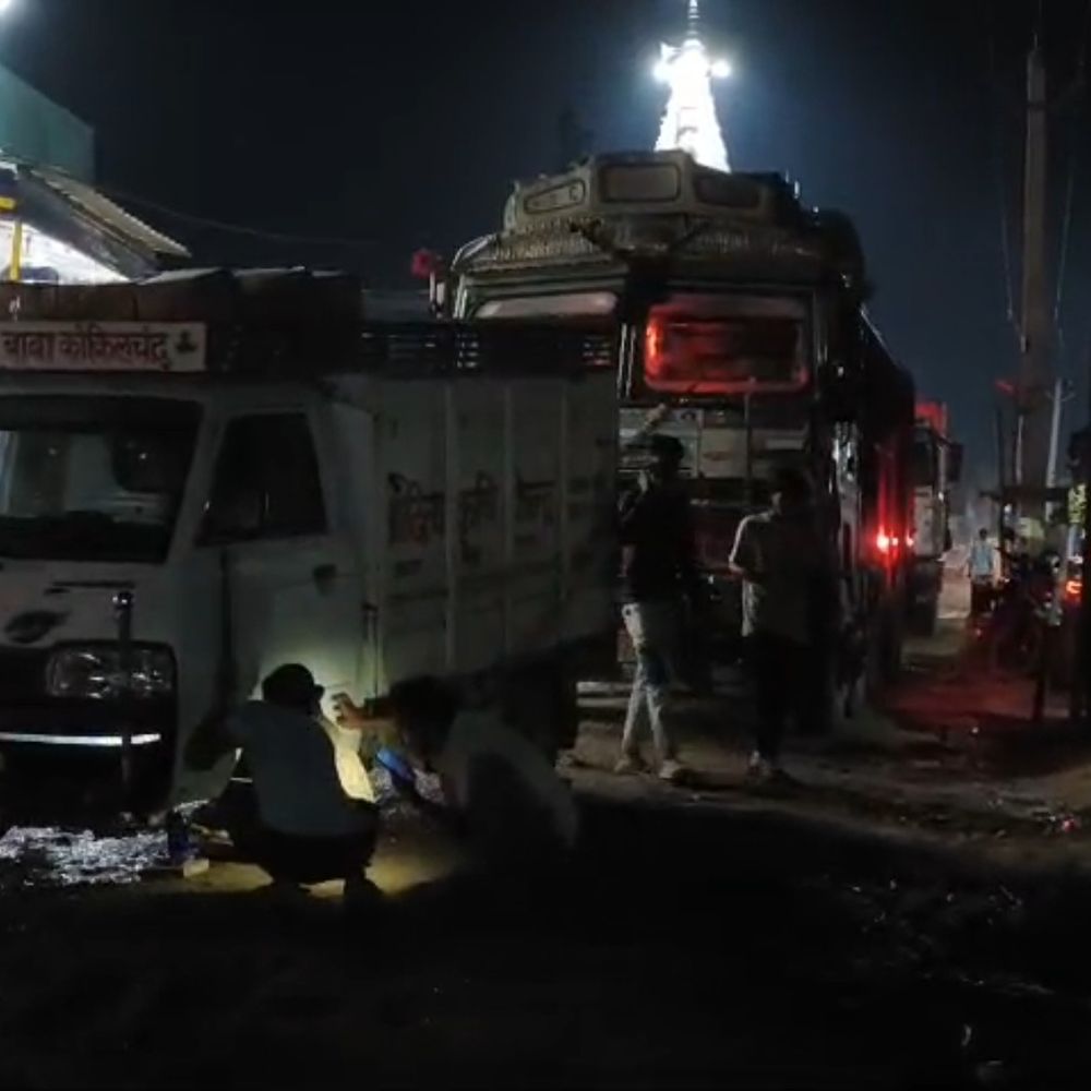 जमुई के कोल्हुआ चौक पर जाम:खराब मालवाहक से 1.5 घंटे ठप रहा ट्रैफिक, दोनों ओर लंबी कतार, लोग हुए परेशान