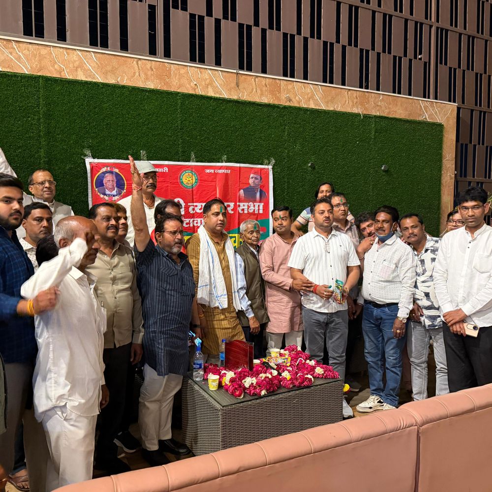 समाजवादी व्यापार सभा की मासिक बैठक में होली मिलन:इटावा में व्यापारियों ने मंदी पर चिंता जताई