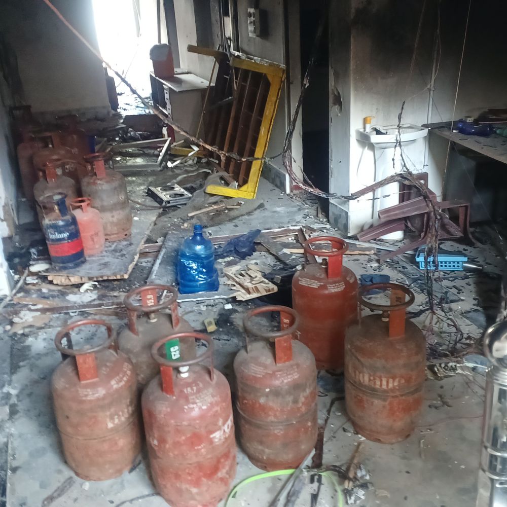 पलामू में 43 गैस सिलेंडर गायब, 9 पुलिसकर्मी निलंबित:विस्फोट के बाद बचे थे 61 सिलेंडर, घटनास्थल पर लगी थी पुलिसकर्मियों की ड्यूटी