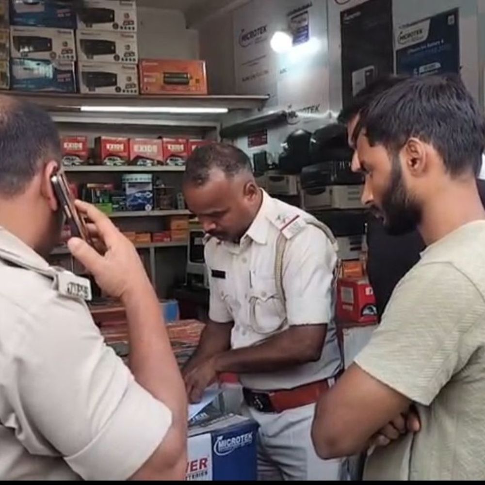 आदित्यपुर में दिनदहाड़े दुकान पर फायरिंग:पुराने विवाद से जुड़ा मामला, बाइक सवार चार अपराधियों ने की वारदात