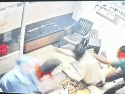 फतेहगढ़ साहिब में AAP सरपंच पर हमला:तलवार लेकर क्लीनिक में घुसे हमलावर, नशे के खिलाफ आवाज उठाने की रंजिश का अंदेशा