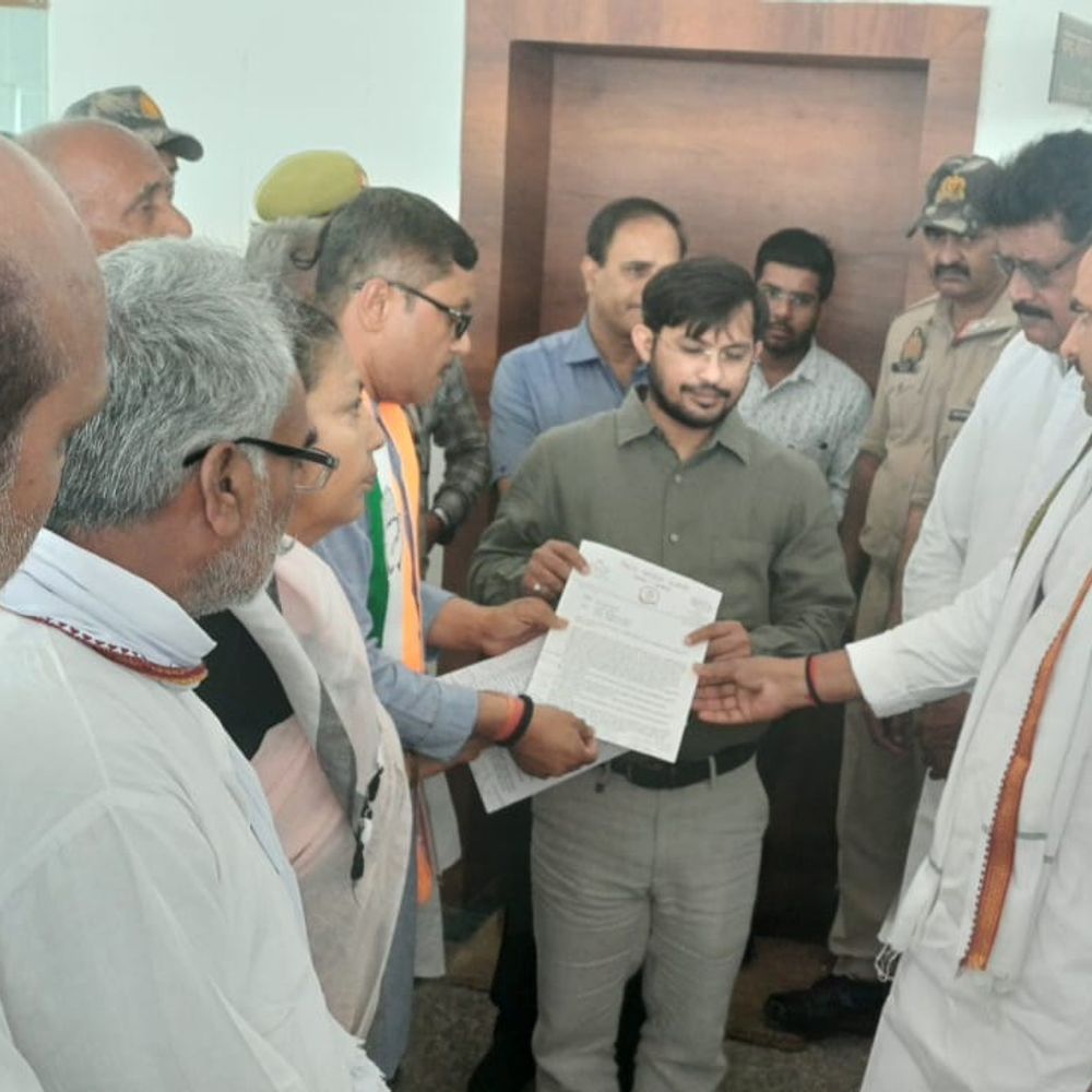 चंदौली में आरओबी स्लैब गिरा, कांग्रेसियों का प्रदर्शन:भ्रष्टाचार का आरोप लगाते हुए पीएम के नाम ज्ञापन सौंपा