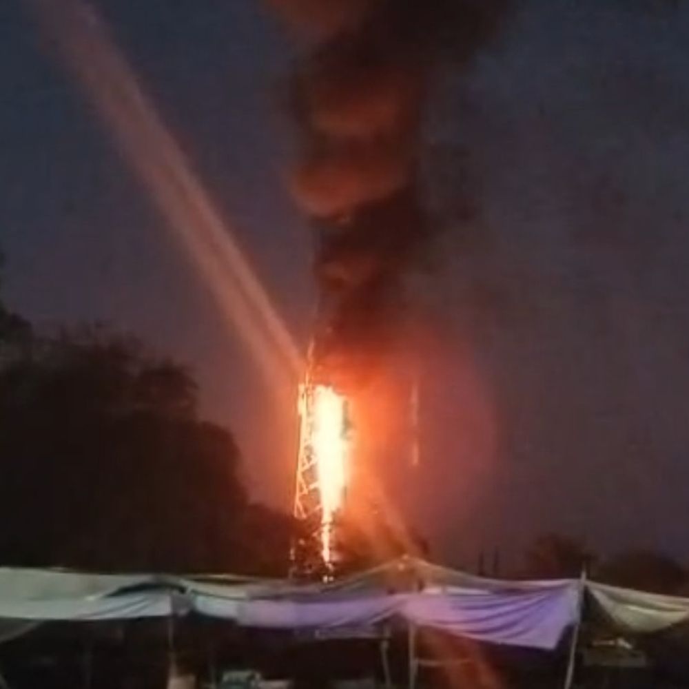 रायपुरिया में मोबाइल टावर में आग:स्थानीय संसाधनों की कमी से बड़ा नुकसान; पेटलावद से पहुंची फायर ब्रिगेड