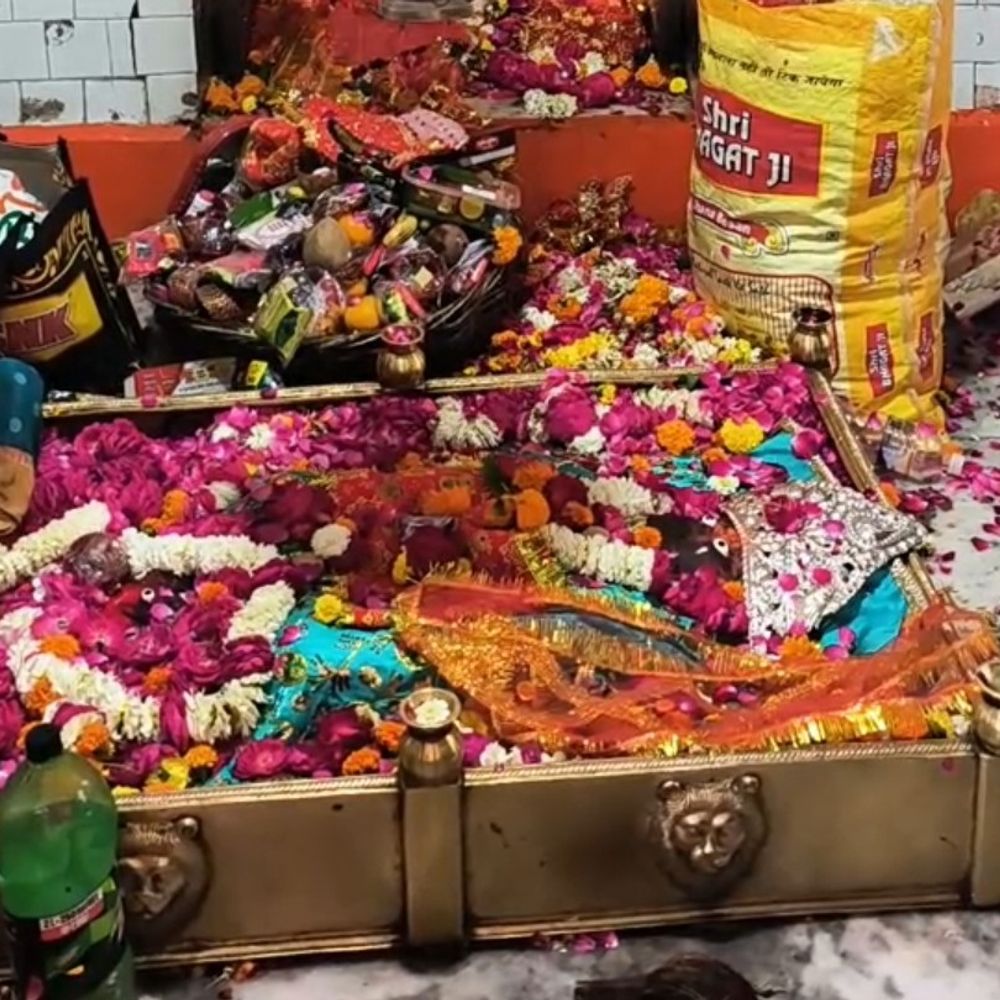 मां कूष्मांडा मंदिर में भक्तों की भीड़:कानपुर में शाम को होगा दीपदान, सुरक्षा के लिए सीसीटीवी से निगरानी