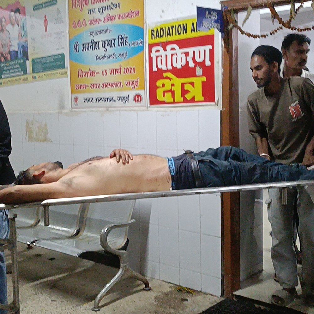 मस्जिद से निकले 4 युवकों पर फायरिंग:वार्ड सदस्य का बेटा समेत चार गंभीर,6 महीने पहले पड़ोसी से हुआ था विवाद ; पटना रेफर