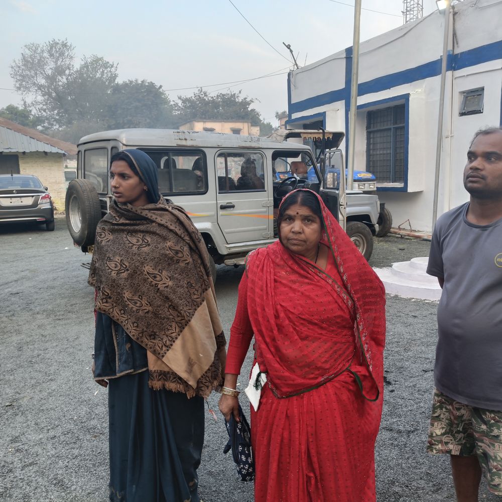 पुलिस चेकिंग से डरकर परिवार झाड़ियों में छिपा:पुलिस चेकिंग देख भागा परिवार, एक साल के बच्चे के साथ रातभर झाड़ियों में छिपा रहा