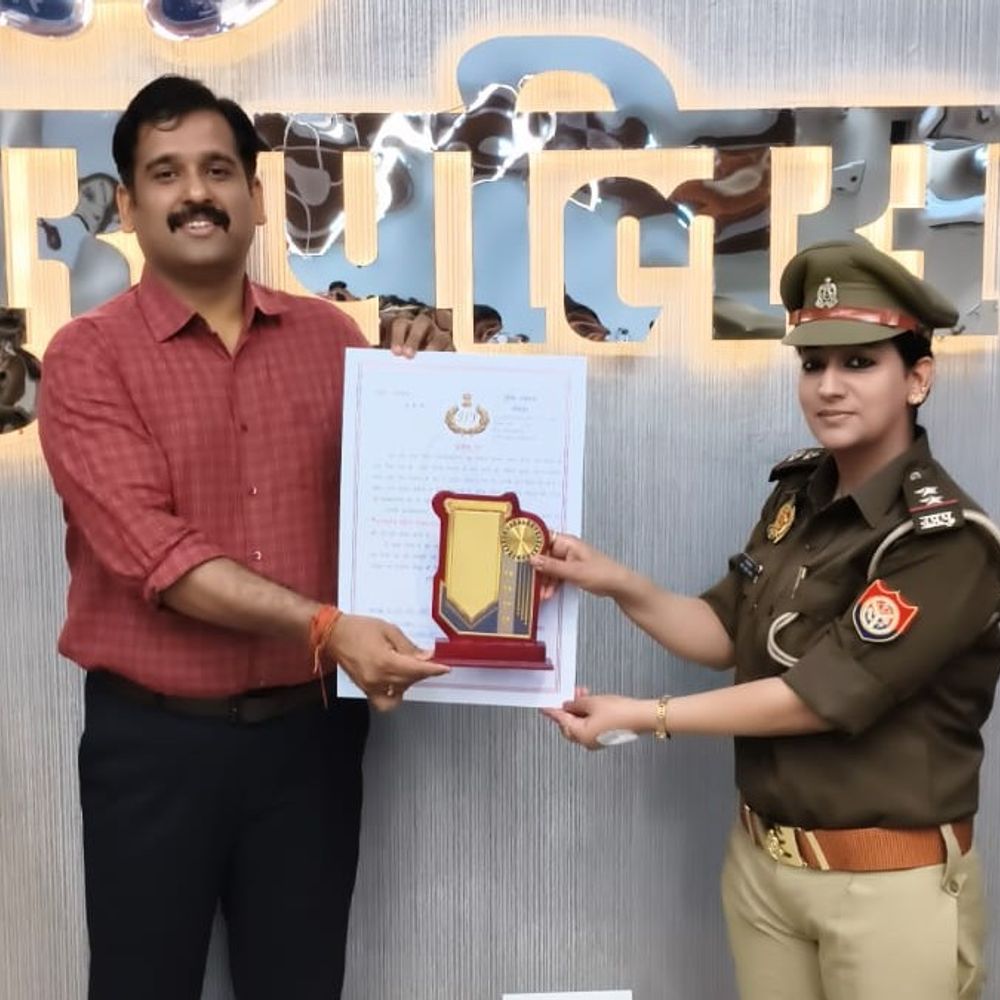 सीतापुर में महिला दिवस पर महिला पुलिसकर्मियों का सम्मान:4 उपनिरीक्षकों, 33 आरक्षियों को प्रशस्ति पत्र; SP ने कहा- महिलाओं में देवताओं का वास