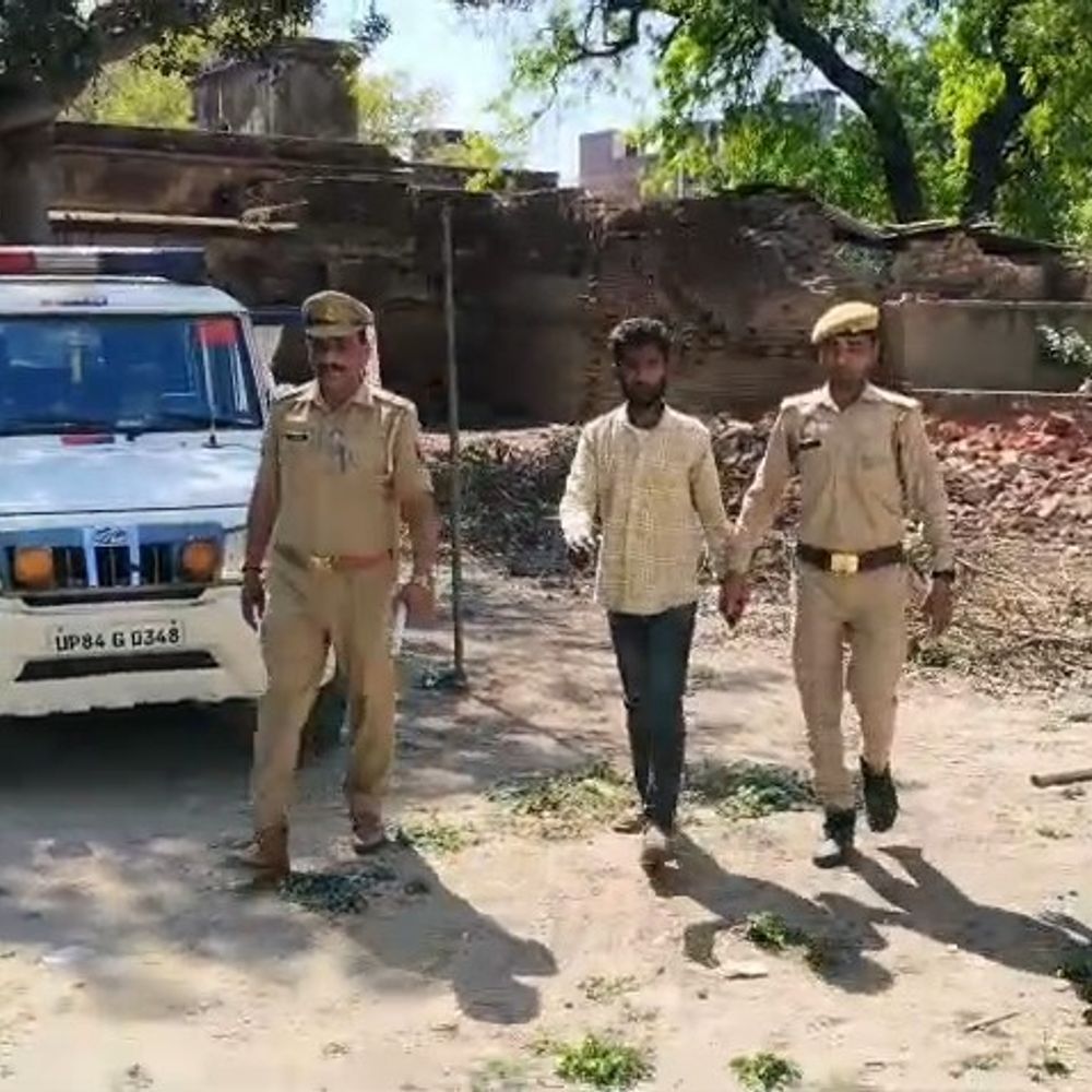 20 हजार का इनामी गैंगस्टर अवैध तमंचे समेत गिरफ्तार:गश्त के दौरान पुलिस का बड़ा एक्शन, 10 मुकदमों वाला बदमाश पकड़ा