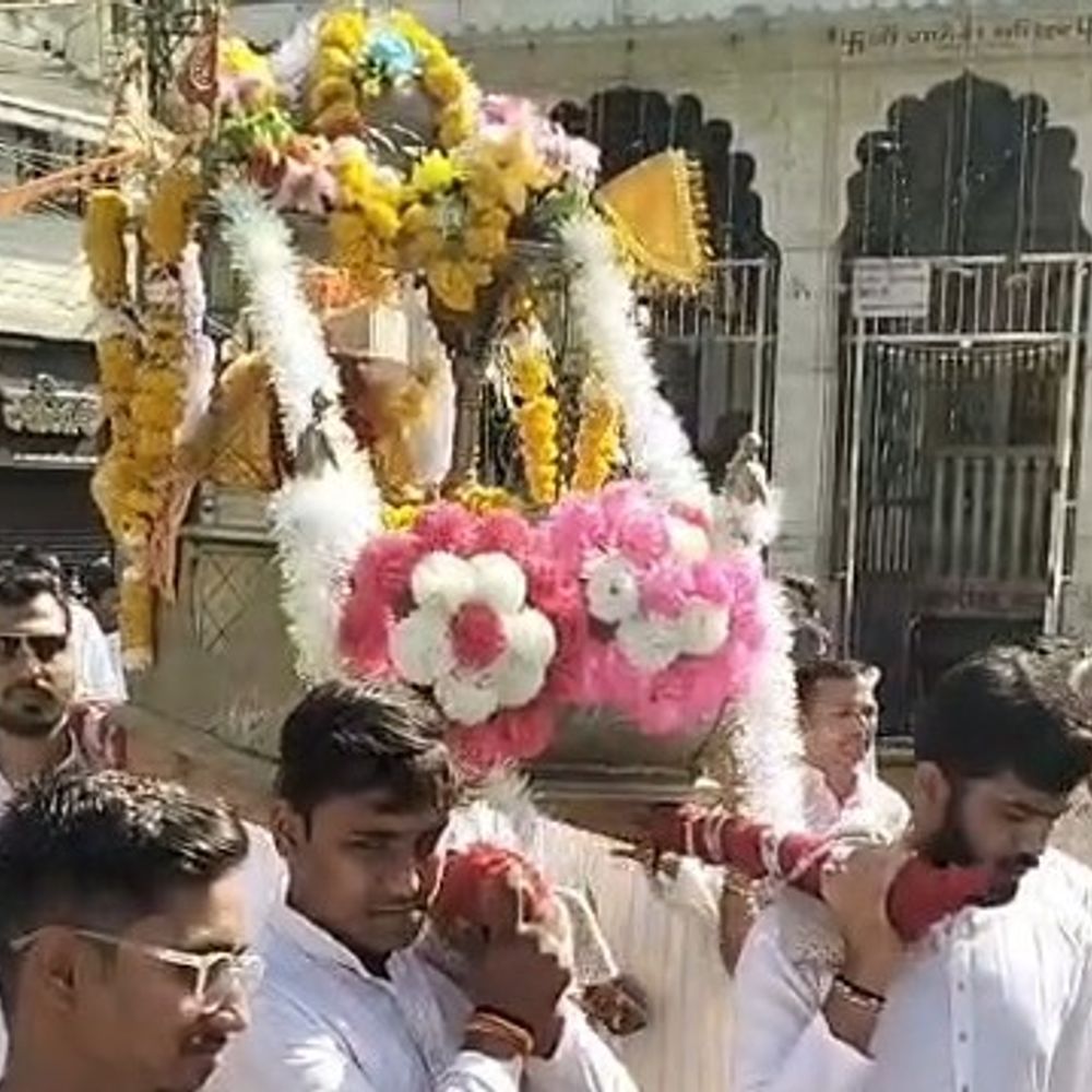 शाजापुर में महावीर जन्म कल्याणक महोत्सव:सकल जैन समाज ने निकाली पालकी यात्रा; लगाए जयघोष