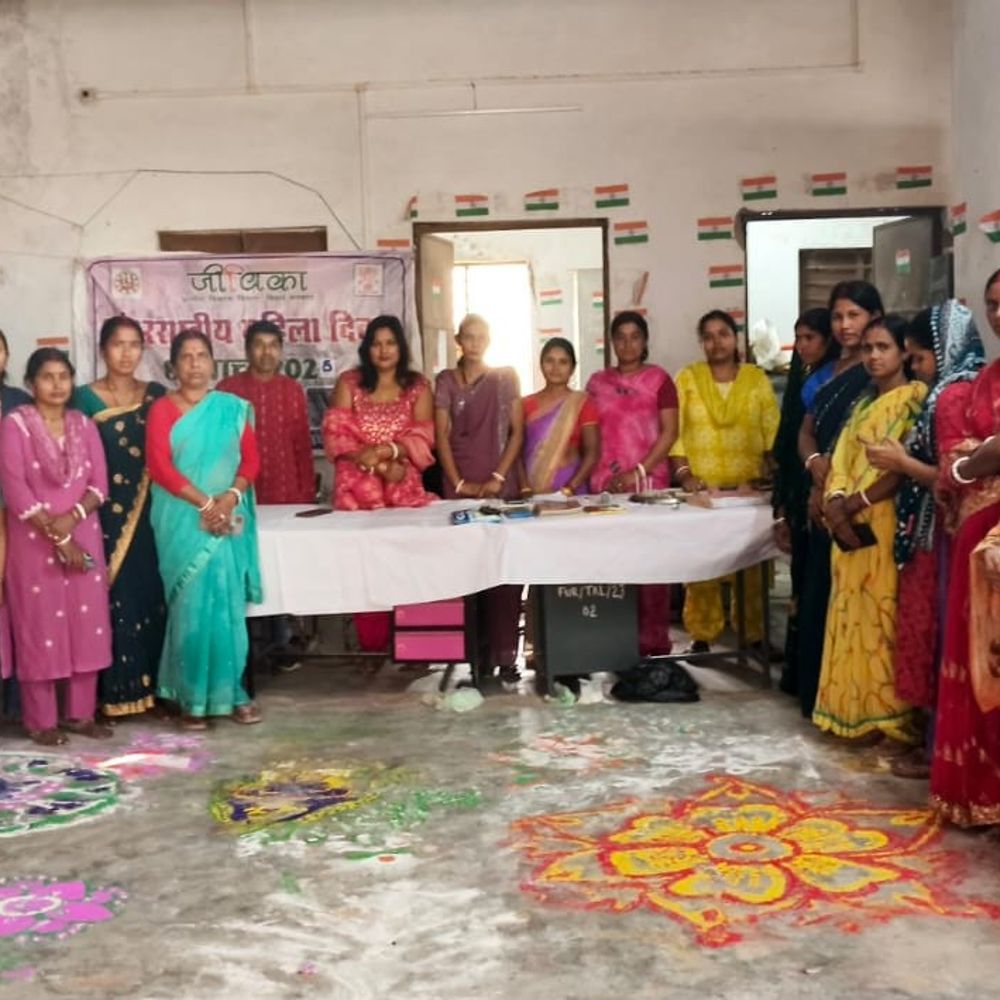 आजमनगर जीविका कार्यालय में महिला दिवस पर रंगोली प्रतियोगिता:महिलाओं ने शिक्षा, आत्मनिर्भरता और समान अधिकारों का संदेश दिया