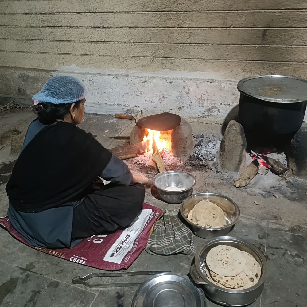 एमपी टूरिज्म होटल में लकड़ी के चूल्हे जले:एलपीजी संकट के कारण भरहुत में पारंपरिक भाठा पर बन रहा भोजन