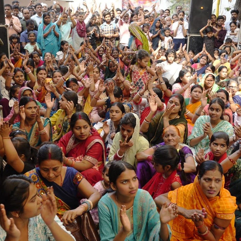 समस्तीपुर श्याम महोत्सव पर इत्र-फूल बरसाए:दस हजार से अधिक श्रद्धालुओं ने महाभंडारे में लिया प्रसाद, समापन दिवस पर गीतों की प्रस्तुति