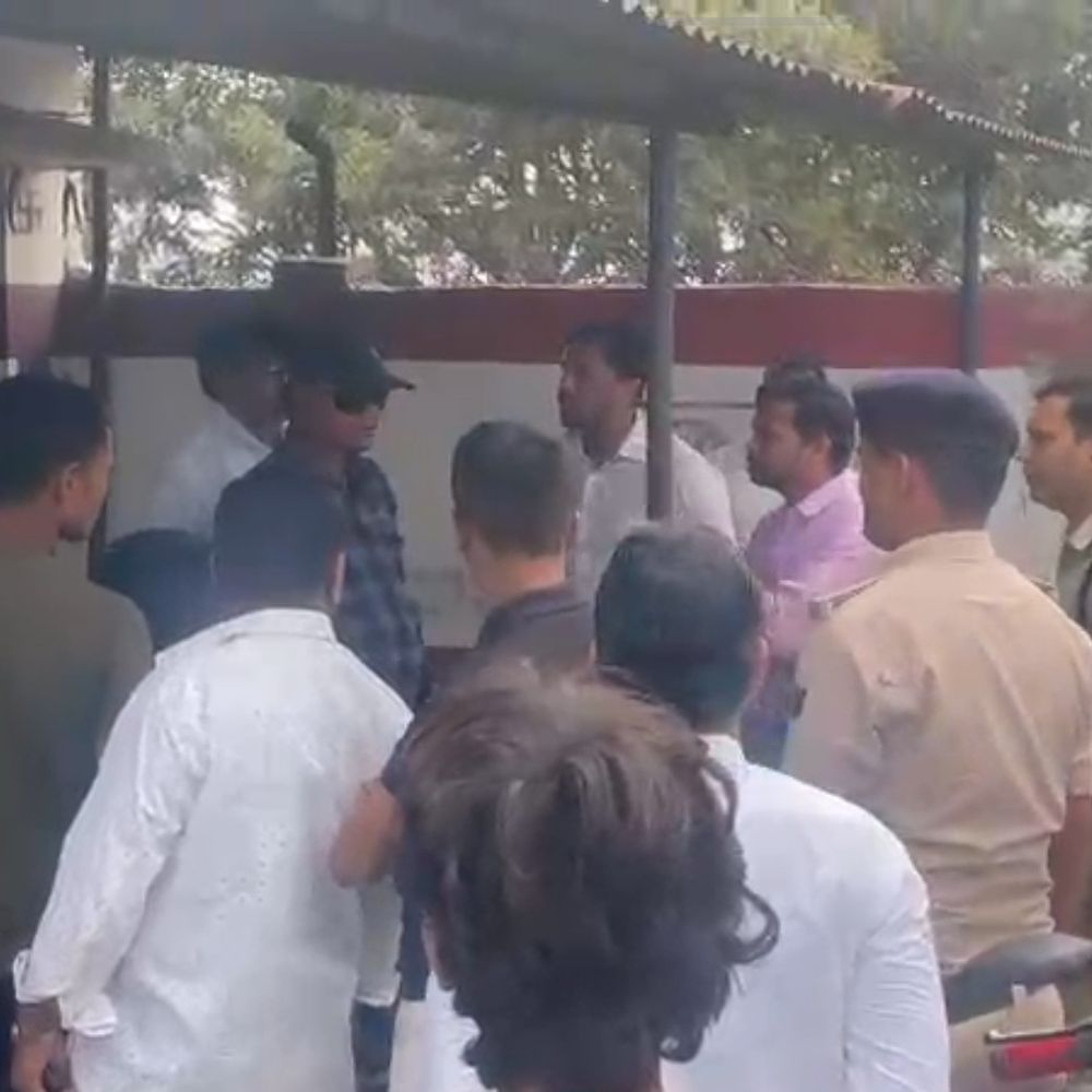 किशनगंज में गैस गोदामों पर भीड़, डीएम ने किया निरीक्षण:अचानक बढ़ी मांग से डिलीवरी में देरी, कालाबाजारी पर प्रशासन की पैनी नजर