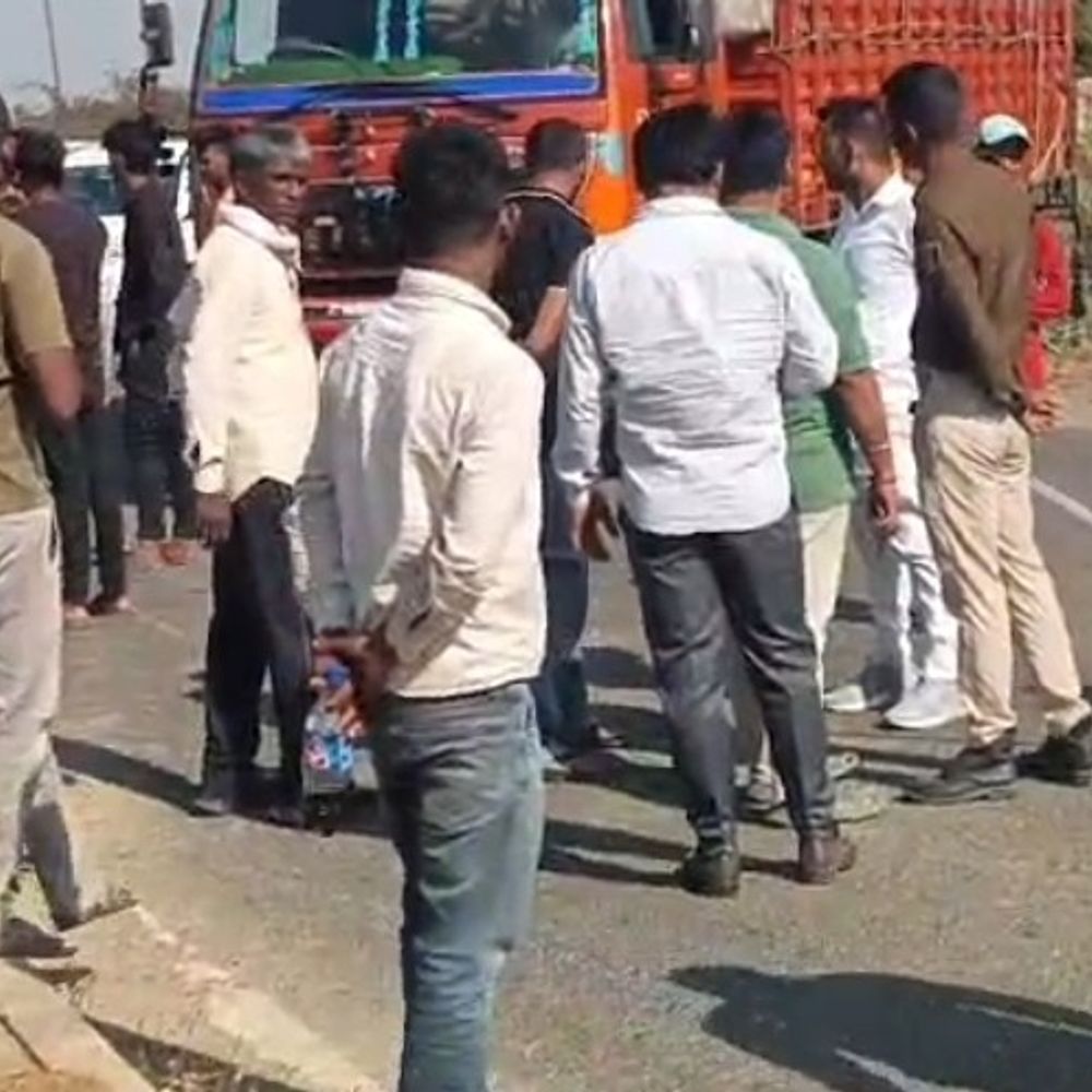 नवादा में बाइक सवार की मौत:गयाजी रोड पर अज्ञात वाहन ने मारी टक्कर, एक घायल, चालक फरार