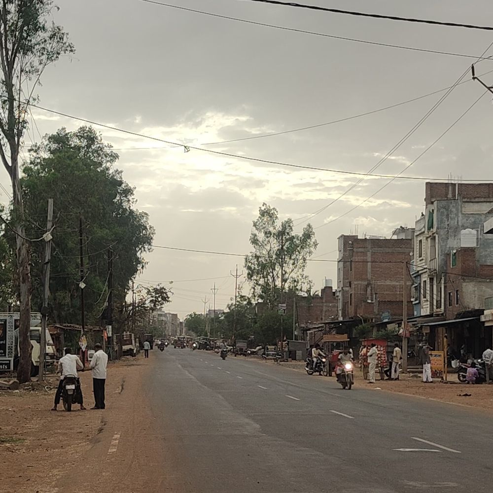 अशोकनगर में मौसम बदला, बादल-बारिश से फसलों पर संकट:3-4 दिन खराब मौसम का अलर्ट, गेहूं-चना कटाई प्रभावित, तापमान में भी गिरावट