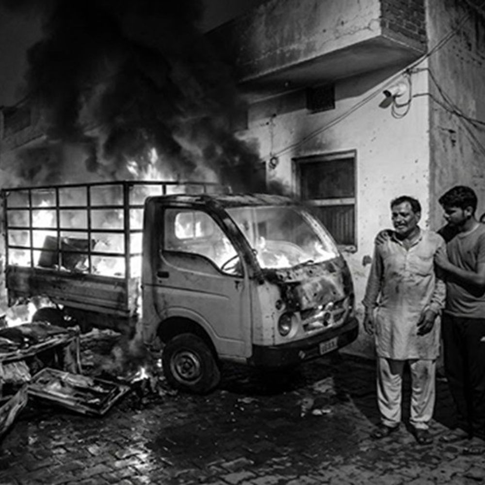 सोनीपत में गली में खड़े छोटे हाथी में लगाई आग:गाड़ी, 8 फ्रीज समेत लाखों का सामान जला; सीसीटीवी में दिखे तीन युवक, FIR