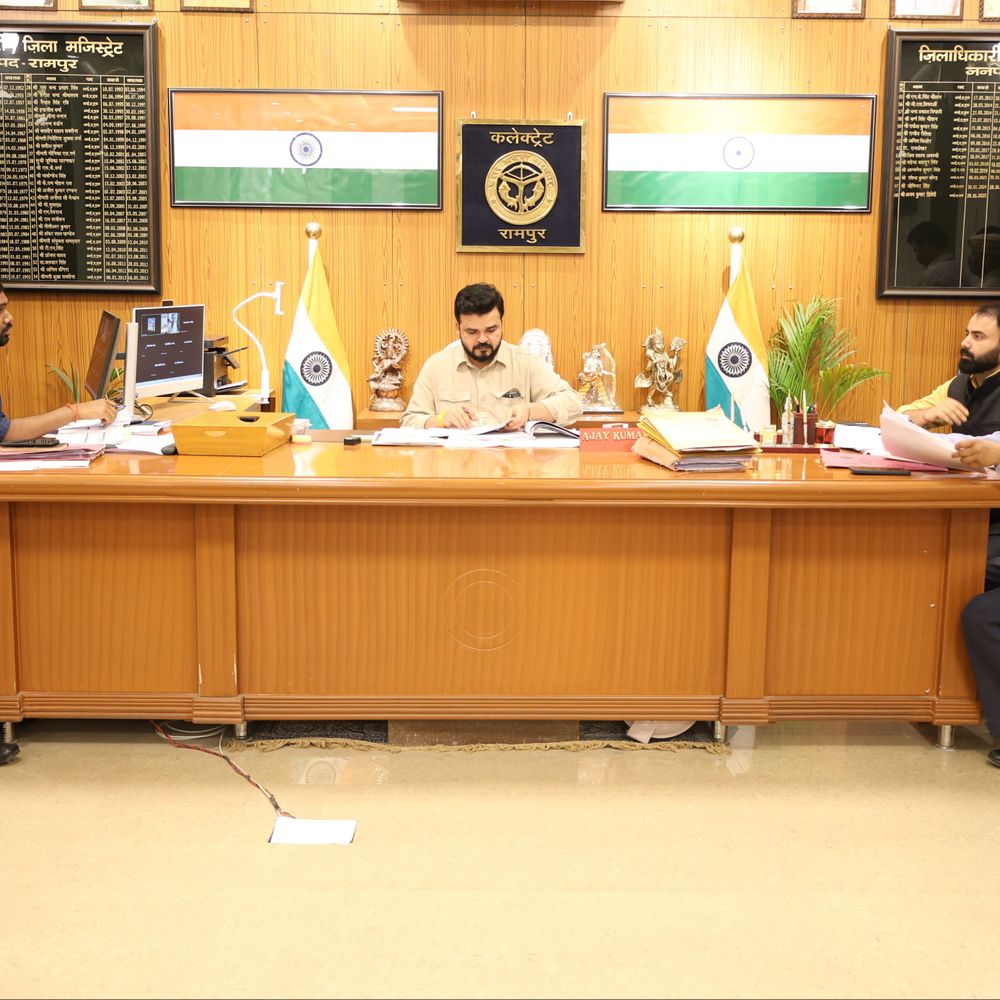 रामपुर में सीएम डैशबोर्ड की समीक्षा बैठक:डीएम ने आबकारी अधिकारी का वेतन रोका, मंडी सचिवों को मिला निगेटिव कमेंट