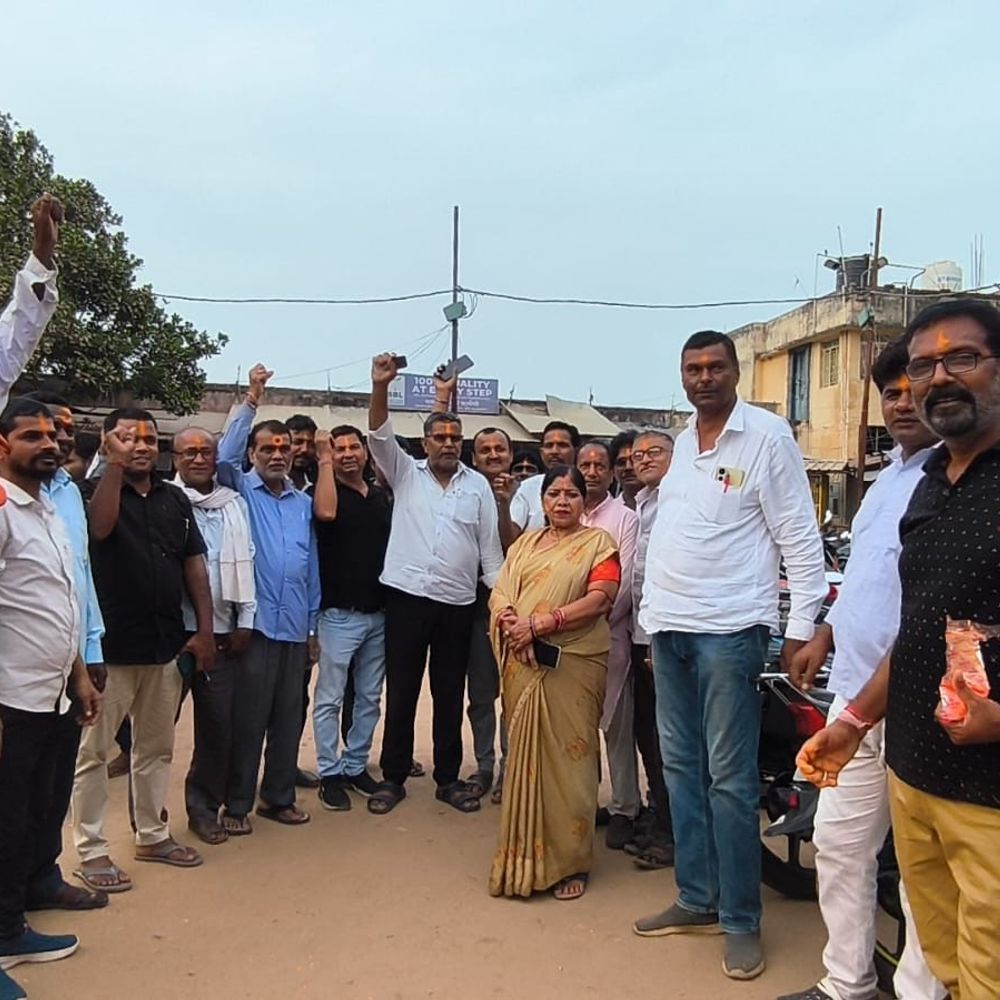 एनडीए कार्यकर्ताओं ने राज्यसभा चुनाव में जीत का जश्न मनाया:खड़गपुर में मिठाइयां खिलाईं, गुलाल लगाया और एकजुटता का संकल्प लिया