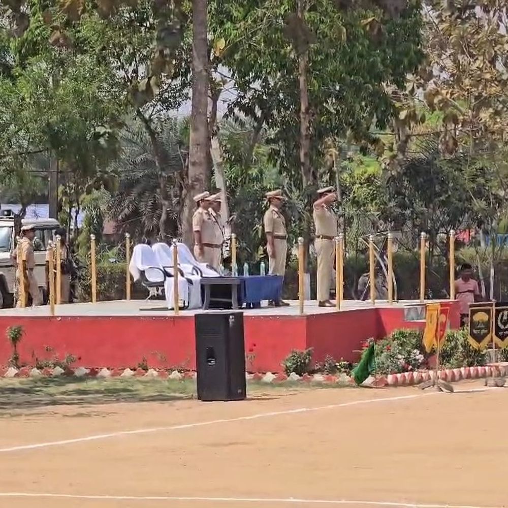 जमुई पुलिस लाइन का डीआईजी ने किया निरीक्षण:परेड की सलामी ली, हथियार और वाहनों की जांच हुई, कमियां दूर करने के निर्देश