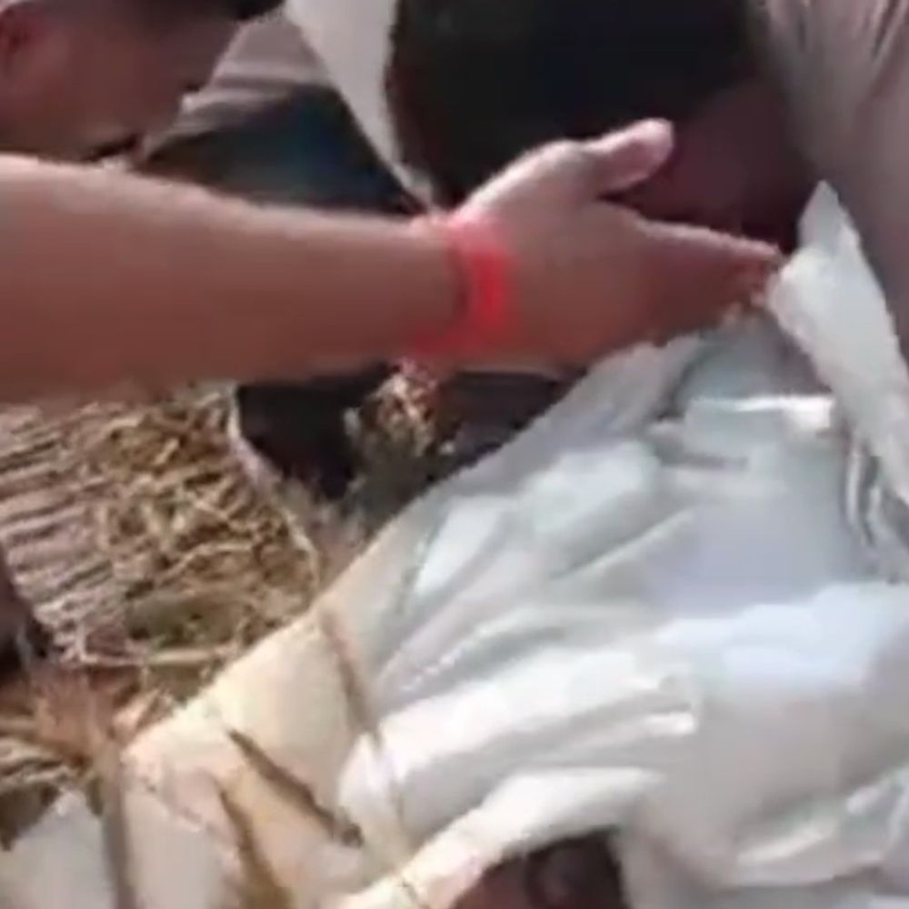 देवरिया में खेत में मिला अज्ञात युवक का शव:पुलिस ने हत्या की आशंका जताई, पोस्टमार्टम के लिए भेजा