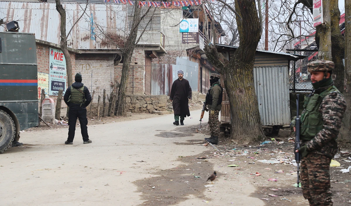 Jammu & Kashmir Uri Encounter | उरी में सुरक्षा बलों का बड़ा एक्शन! मुठभेड़ में पाकिस्तानी आतंकी ढेर, भारी मात्रा में गोला-बारूद बरामद