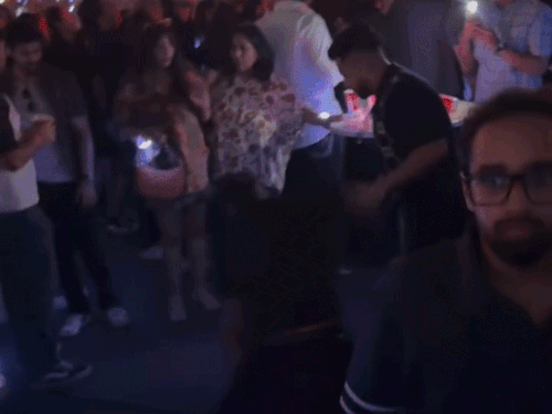 पंजाबी सिंगर करण औजला के शो में लड़ाई का VIDEO:जमीन पर लिटा युवक को लात-घूंसे मारे, कपड़े फाड़े; लड़कियां कॉन्सर्ट छोड़ भागीं