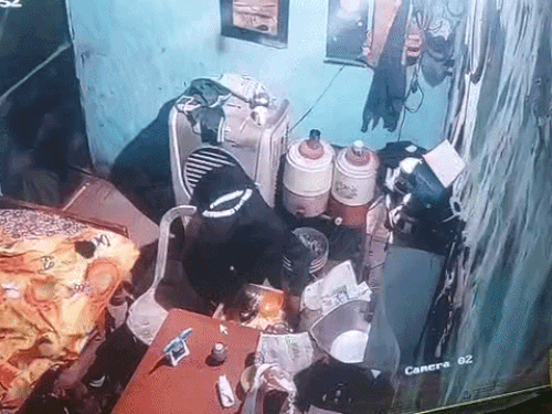 पंचकूला में कबाड़ी की दुकान से सामान-कैश चारी, VIDEO:करीब 10 मिनट में सामान ले गया चोर, CCTV फुटेज में कैद हुआ चेहरा