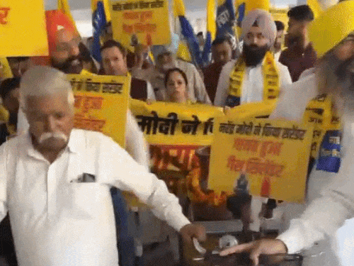 गैस के संकट पर AAP का चंडीगढ़ में प्रदर्शन:रेहड़ी में सिलेंडर लेकर सेक्टर-17 पहुंचे, केंद्र सरकार के खिलाफ नारेबाजी की