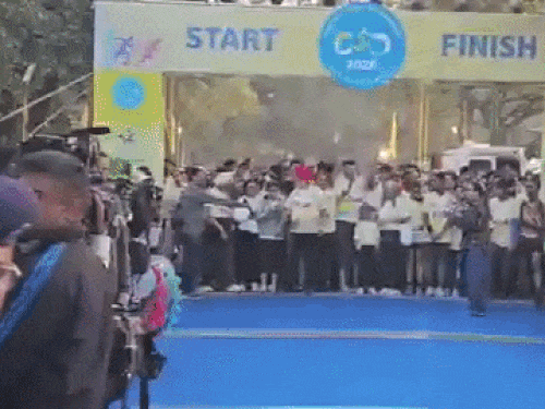 चंडीगढ़ में इंटरनेशनल मैराथन का हुआ आगाज:गवर्नर गुलाब चंद कटारिया हुए शामिल, 11 बजे तक कई सड़कों पर आवाजाही बंद, ट्रैफिक प्लान जारी