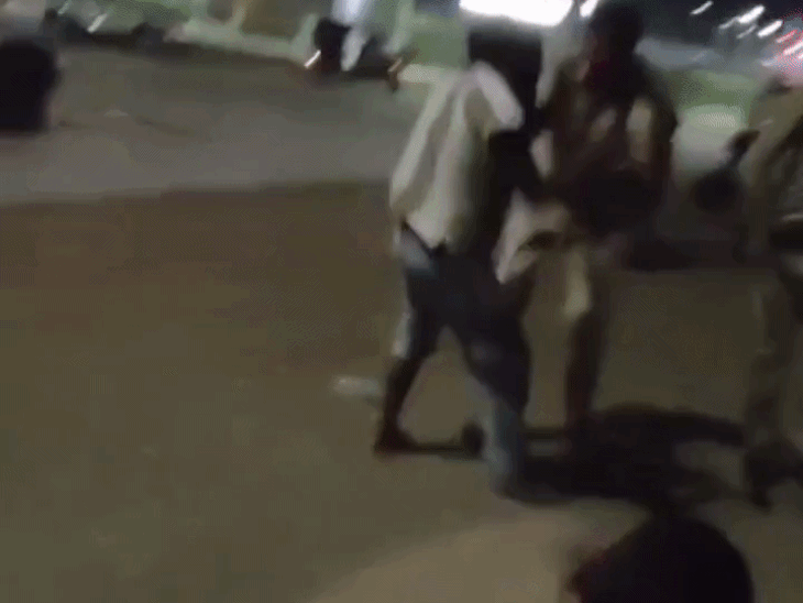 रीवा में शराबियों ने पुलिस को दी पटखनी- VIDEO:बीच सड़क पर हुई धक्का-मुक्की; लोगों ने पुलिस पर लगाया नशे में होने का आरोप