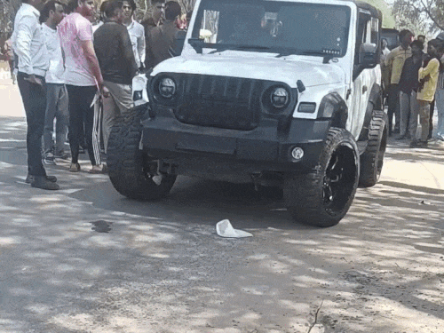 गुरुग्राम में सफेद थार ने डिलीवरी बॉय को उड़ाया:राहगीरों का आरोप-रॉन्ग साइड में आ रही थी थार, पुलिस ने ड्राइवर को भागने दिया