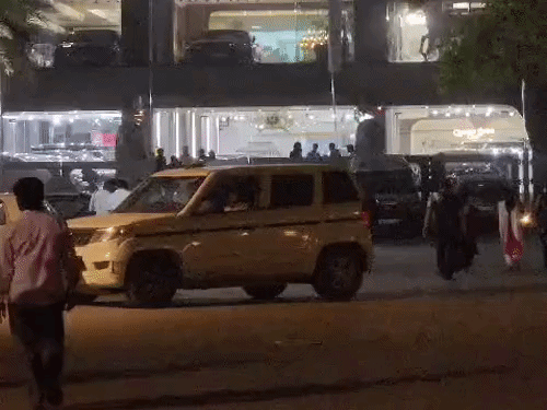 गुरुग्राम में लग्जरी कार शोरूम बिग बॉय टॉयज पर फायरिंग:हिमांशु भाऊ गैंग पर आरोप, रियल एस्टेट कंपनी बीपीटीपी मालिक की कार बनाई निशाना, ड्राइवर घायल