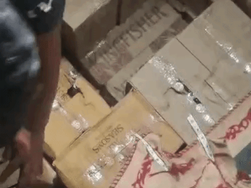 अजमेर में ट्रेलर से 20 लाख की अवैध शराब जब्त:चावल के कट्टों के नीचे छिपाकर ले जाई जा रही थी, 228 कार्टन शराब और 335 कार्टन बीयर बरामद