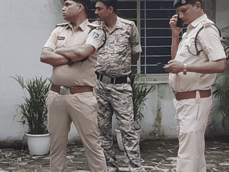 MP आबकारी आरक्षक भर्ती परीक्षा में फर्जीवाड़ा…12 अभ्यर्थी टॉप-3 में:रतलाम में एक ही सेंटर पर एग्जाम; सीसीटीवी में नकल पकड़ाई; भोपाल में FIR