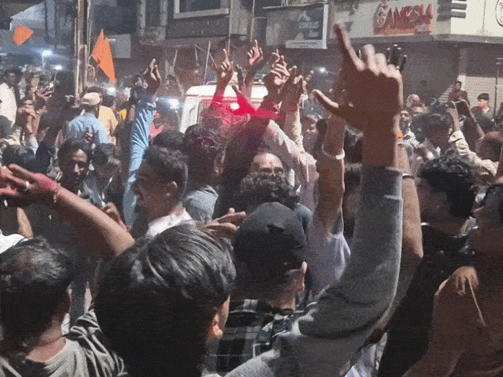 बड़वानी में जश्न, विधायक राजन मंडलोई ने की आतिशबाजी:भारत बना टी-20 विश्व विजेता; नगरवासियों ने निकाला जुलूस