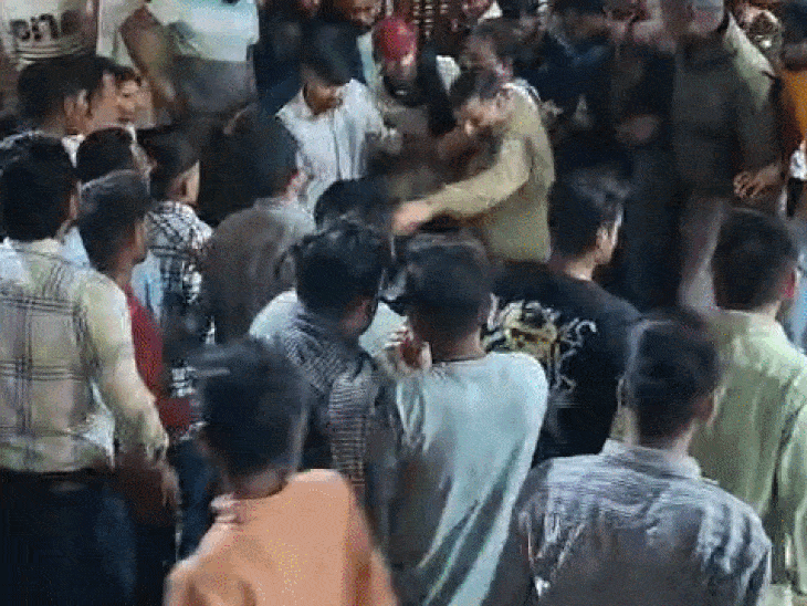 नहाती नाबालिग का वीडियो बनाने वाले पटवारी की पिटाई:राजगढ़ में किराए से रहने वाली छात्रा की शिकायत पर FIR